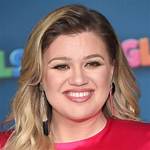 Did Kelly Clarkson Have a Boob Job? the Voice Judge Questioned by Fans Tue 2 March 2021 11:02