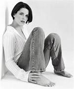 Discovering Neve Campbell's Height in Feet: a Closer Look