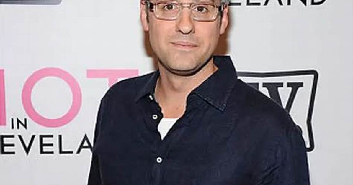 Does Mo Rocca Have a Partner? Openly Gay Cbs Innovation Nation Host Relationship Details
