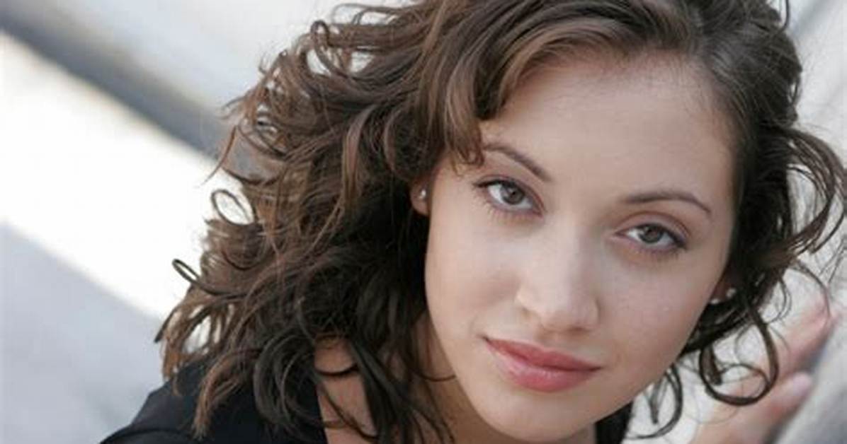 Erica Rhodes Biography, Age, Height, Husband, Net Worth, Family