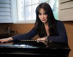 Holly Noblitt | Professional Singer and Songwriter