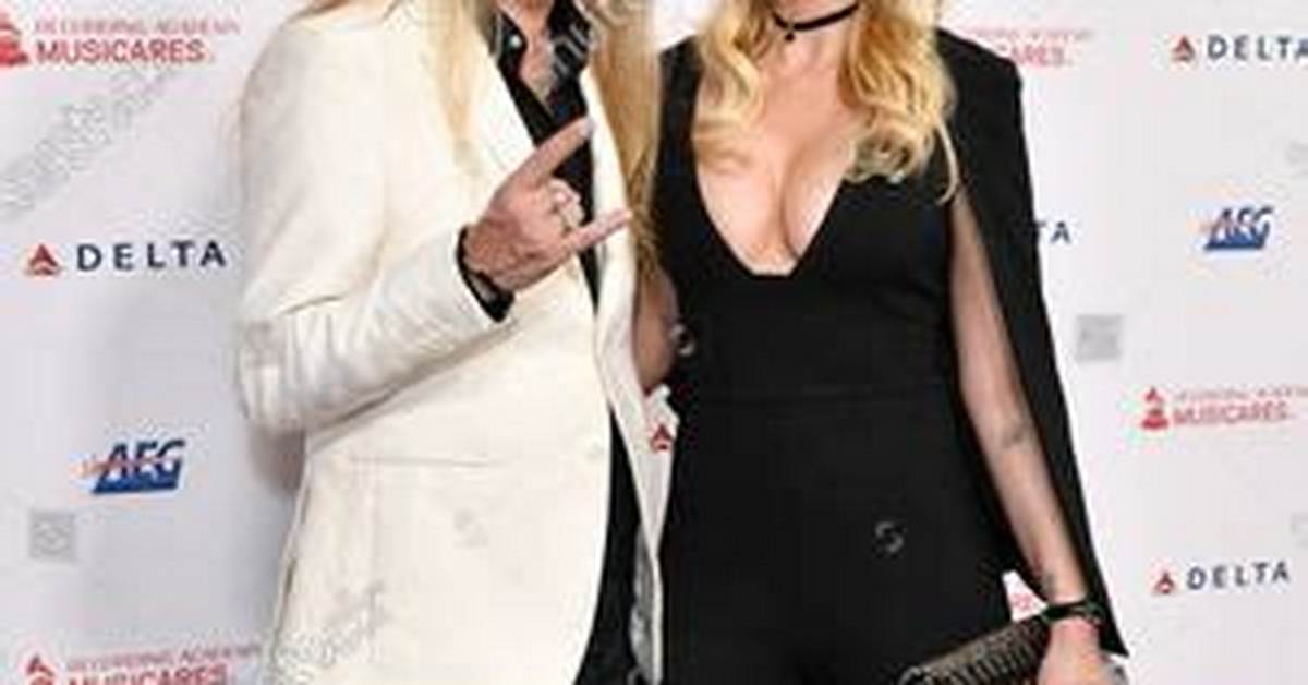 Is Jerry Cantrell Married? His Wife, Daughter, Parents, Family, Net Worth and Facts