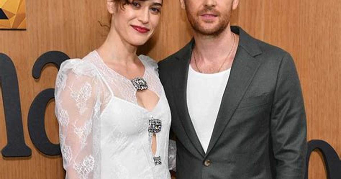 Lizzy Caplan's Relationship: a Timeline of Love and Laughter
