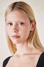Mia Goth Towering: Uncovering Her Impressive Height