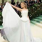 Unveiling the Glamour: a Look Back at the Golden Globe 2004
