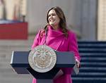 Unveiling the Height of Sarah Huckabee Sanders: How Tall Is She?