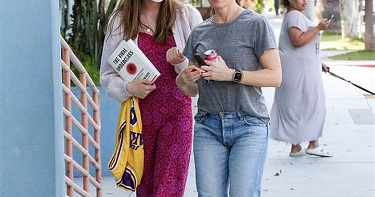 Why Violet Affleck Only Takes off Her Mask for Her Family: a Detailed Explanation